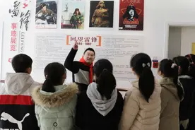宁波有个“雷锋事迹长廊”120余幅画报记录着雷锋精神的时代变迁图片