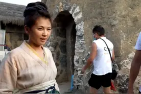 42岁刘涛剧组吃大锅饭，帮分馒头毫无架子，为减肥只舔一口肉？图片