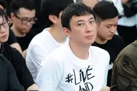 上阵父子兵：王健林换车，王思聪账号被改图片