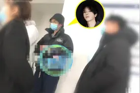 华晨宇官宣非婚生女后首现身，包裹严实躲记者，有说有笑难掩喜悦图片