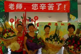 “教师节不送礼，老师带头孤立你”，家长讲述差别对待，引人深思图片