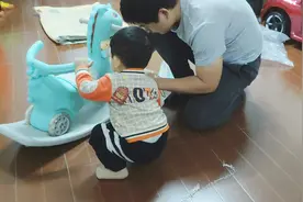 双十一到货的第一件商品居然是儿子的摇摇木马，赶紧把它组装起来视频封面
