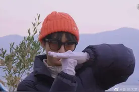 王俊凯模仿泰罗奥特曼姿势图片