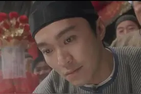 星爷《九品芝麻官》中，常威为什么要灭戚家13口？戚秦氏给了答案图片