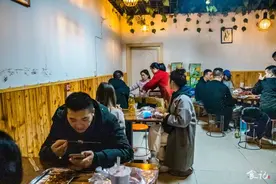 即便到了冬天，也没人能免得了撸串的“俗”图片