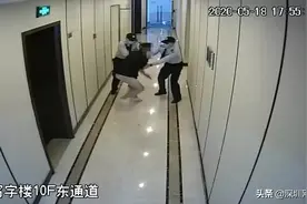 篮球私教脱掉裤子和鞋子潜入女厕偷拍！被发现后仅花2分钟从10楼逃脱…图片