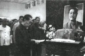1975年，周恩来参加贺龙骨灰安放仪式，为何鞠了7个躬？至今成谜图片