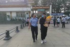 儿时被3名蒙面男子抢走，21年后瞒着养母认亲：不想养母伤心，也不想亲生父母有遗憾图片