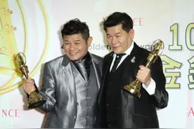 58岁主持一哥过气后改行做殡葬，月入6位数，生活全凭副业撑图片