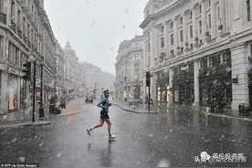伦敦下雪了，整个英国都是银白色图片