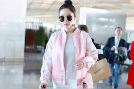 李小璐硬凹少女感，棒球服背后缝个粉色大蝴蝶结，还真看不出年龄图片