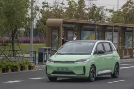 “小绿车”来了！全球首款定制网约车D1亮相宁波街头图片