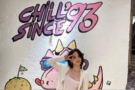 欧阳娜娜胖了也很美，百褶裙配腿袜大走日系风，肉一点更有女人味图片