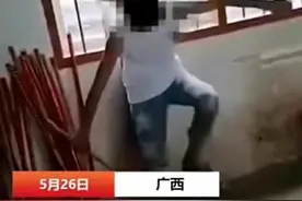 广西一男生上课讲话被批评，手提棍子直指女老师，并嚣张威胁辱骂图片