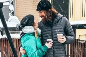 疫情下的跨国恋人们：有人通过结婚获得签证后见面；有人行程被取消两次；有人去第三国只为见爱人一面图片