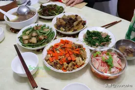 新婚第一年，在老公家过年，婆婆做的年夜饭，亲妈看见劝我回家图片