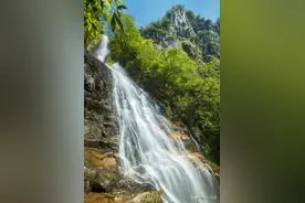 无人机升空发现贫困村的百米瀑布，壁挂在悬崖十分壮观图片