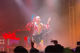 运动裤球鞋配长衫，这就是潮流圣地太古里吗？梁龙看了都自愧不如图片