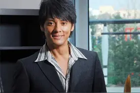 莫少聪率团赴山区做善事，残疾老人靠在他怀里激动大哭，场面感人图片