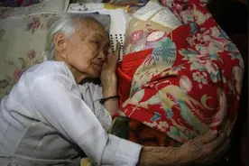 97岁越南老妇，抱着日本兵衣物睡六十多年，儿子痛斥其痴心不改图片
