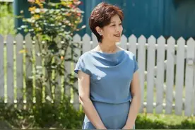 60+也依旧美丽动人，这位微胖小个子妈妈的夏日穿搭，真值得学图片