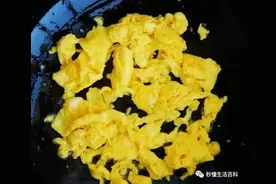 炒鸡蛋，别只知道加盐！多加3种料，鸡蛋鲜嫩香软，没有一点腥味图片