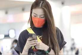 容祖儿走机场穿得很港女，上衣减龄长裤却“拖沓”，真浪费好身材图片