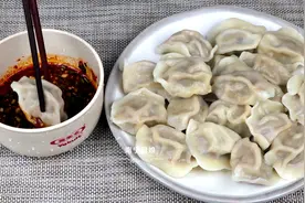 煮冻饺子时，冷水还是开水下锅好？教你正确煮法，饺子完整不破皮图片