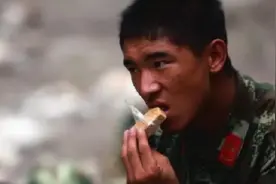 军用压缩饼干体积这么小，为啥超级抗饿？用水煮30分钟就明白了图片