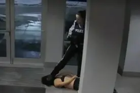 曝光！加拿大女警暴力虐待华人女生，抓着头发一路拖走，还用脚踩图片