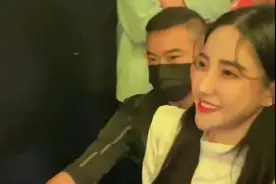 网红一姐潘南奎酒吧捞金，颜值惊艳排场大，遭众人围拍裙底险走光图片