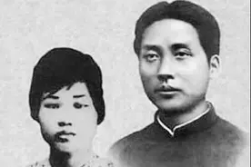 毛泽东看报看到“杨开慧被处决”，险晕倒在地，写下“百身莫赎”图片