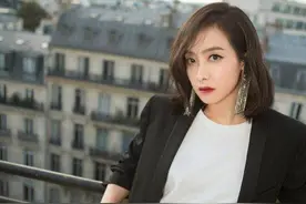 宋茜黑色西装外套，搭配白色T恤与修身皮裤，又美又飒图片