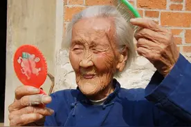 河南91岁奶奶爱甜食不吃肉，生活随意最爱笑，现在还能上地挖花生图片