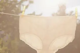 女性内裤上总是黄黄的，是妇科病征兆？越洗越黄又是怎么回事？图片