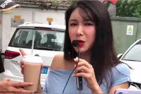 “最美潘金莲”街头直播，遭遇大爷疯狂求爱告白，女方满脸嫌弃图片