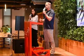 非洲小伙到中国创业，赚20亿娶中国漂亮媳妇，还起了一个中文名图片