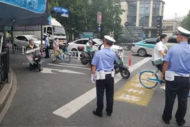 首次警告二次罚款，不戴头盔骑电动车，杭州一路口早上查到11个图片