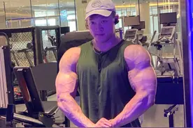 他身高195cm，体重118kg，用6年时间，从竹竿到巨无霸的转变图片