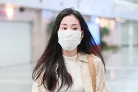 张碧晨现身机场身穿针织衫秀身材，大张伟穿“双手”黑衣嘻哈范足图片