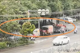 下雨天仍在南宁街边候工的农民工真可怜！网友却说他们不值得同情图片