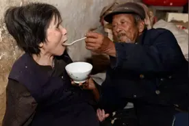山东小伙用20元彩礼娶回一新娘，汤勺喂养47年，如今生活令人羡慕图片