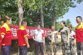 洛阳爱心企业走进田间地头“送清凉”图片