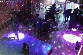 “你不喝就是不给我面子！”图片
