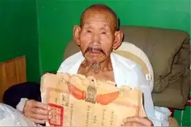 90岁河南老汉病逝，子女发现遗留的“破纸”，身份被政府公开图片