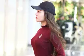 郎朗老婆吉娜才是人间尤物，穿修身针织衫配牛仔裤，腰臀比太完美图片