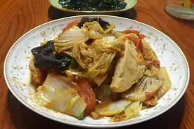 炒白菜时候，学会这方法，炒出来的白菜美味可口，全家抢着吃图片