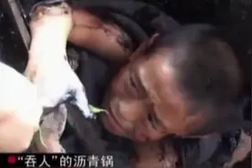 小男生不听大人劝阻，非要爬进沥青锅里玩，终被“吞”了进去图片