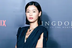 全智贤现身新剧发布会，剪短发穿露腰裙变熟女，沙漏身材美出圈图片