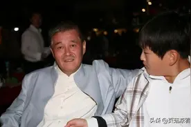 赵本山儿子近照曝光，手持廉价烟疑没钱，撞脸大衣哥儿子太搞笑图片